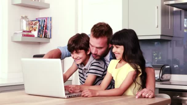 Padre e i suoi figli usano il computer portatile — Video Stock