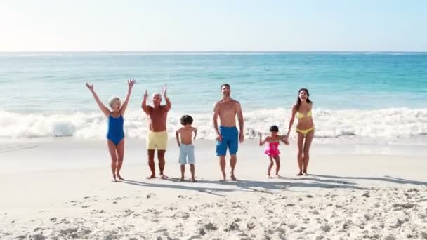 Tres familias sonrientes saltando juntas — Vídeos de Stock