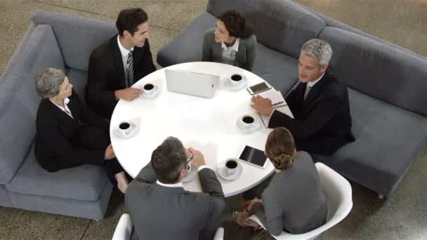 Business people sitting in circle — Stock Video