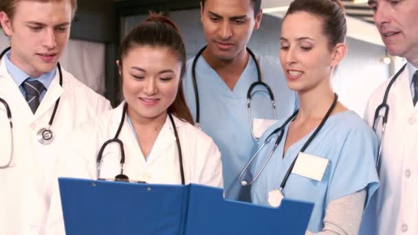 Equipe médica conversando juntos enquanto olha área de transferência — Vídeo de Stock