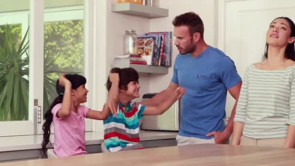 Les parents en ont marre des enfants — Video