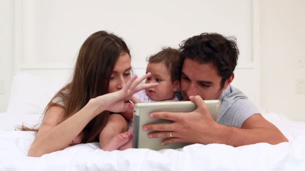 Padres con hija bebé usando tableta — Vídeos de Stock