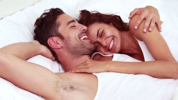 Feliz pareja riendo en la cama — Vídeo de stock