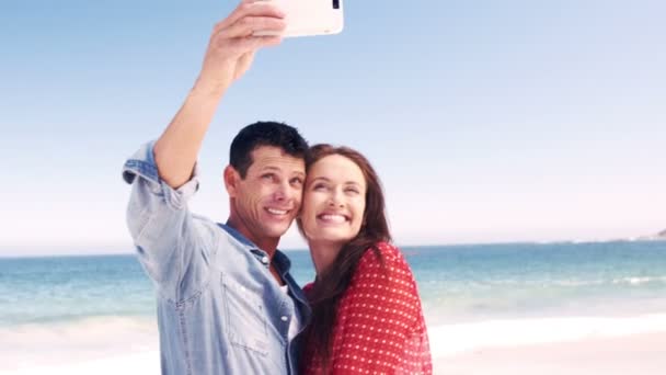 Couple heureux prenant selfie — Video