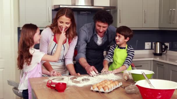 Glückliche Familie beim gemeinsamen Kochen von Keksen — Stockvideo