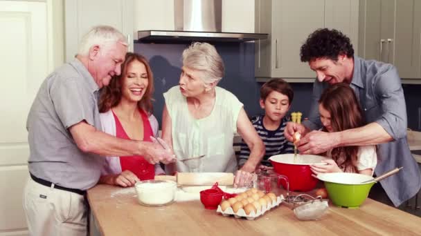 Mutlu aile birlikte bisküvi yemek — Stok video
