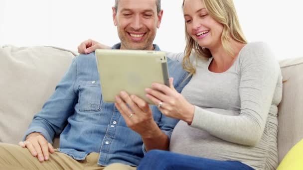 妊娠中の女性と彼女の夫は、ビデオ通話を行う — ストック動画