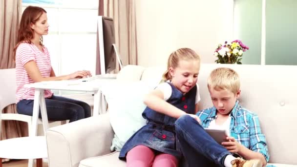 Kids playing games of the couch — Stock Video