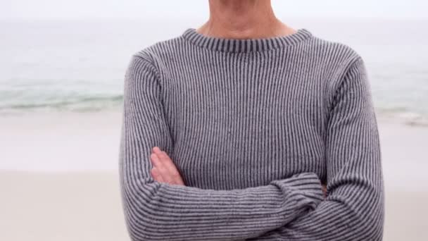 Homem aposentado feliz em férias — Vídeo de Stock