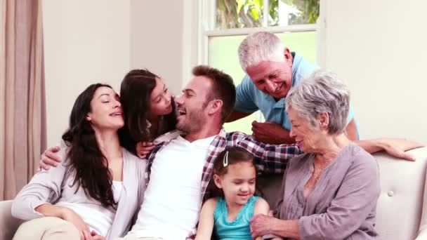 Familia feliz sentada en el sofá — Vídeos de Stock