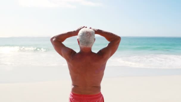 Pensionerad gammal man stående medan du tittar bort — Stockvideo