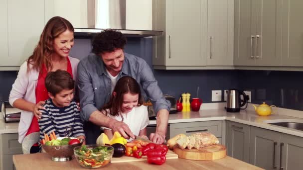 Lycklig familj förbereder grönsaker tillsammans — Stockvideo
