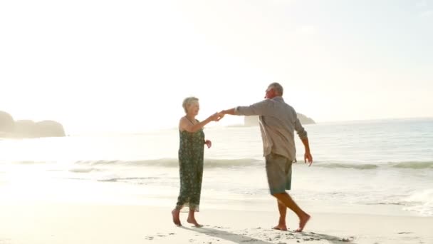 Jubilados pareja de ancianos bailando juntos — Vídeos de Stock