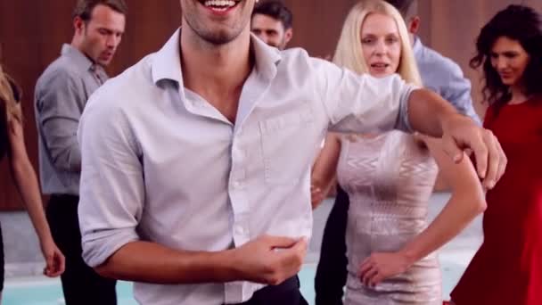 Група друзів танцюють — стокове відео