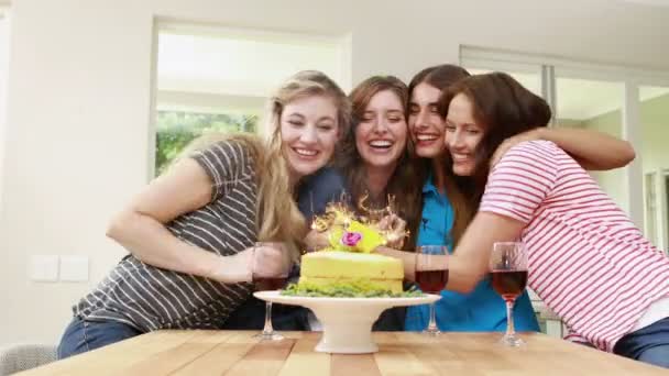 Amigos felizes comemorando aniversário — Vídeo de Stock