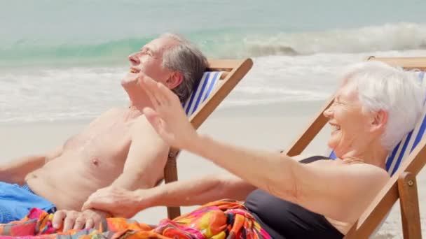 Casal aposentado deitado em cadeiras de praia — Vídeo de Stock