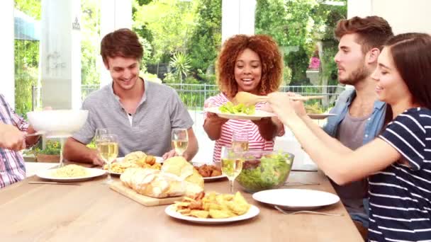 Счастливые друзья едят салат — стоковое видео