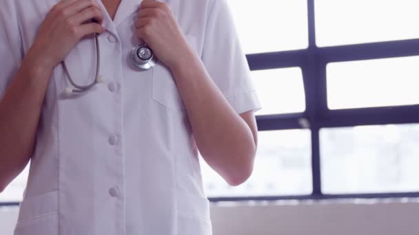 Retrato del médico sonriente — Vídeos de Stock