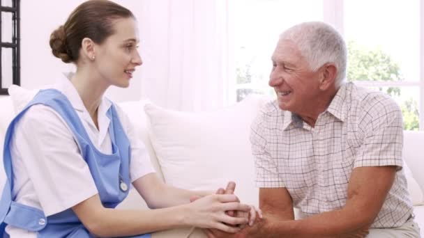 Homme âgé parlant à une infirmière — Video