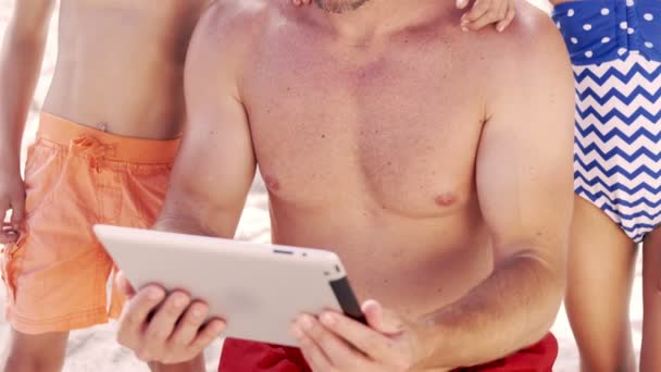 Padre feliz con niños usando tableta — Vídeo de stock