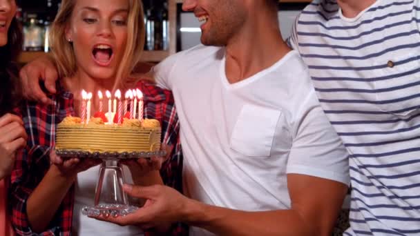 Mujer feliz celebrando su cumpleaños — Vídeos de Stock