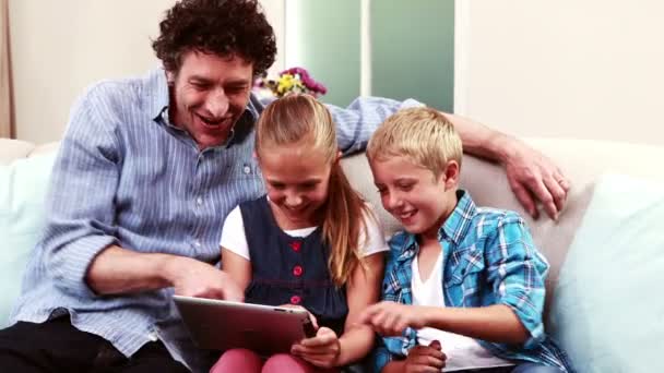 Padre e hijos usando tableta — Vídeo de stock