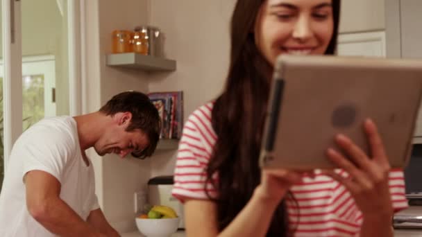 Sonriente pareja planchado y el uso de la tableta — Vídeo de stock