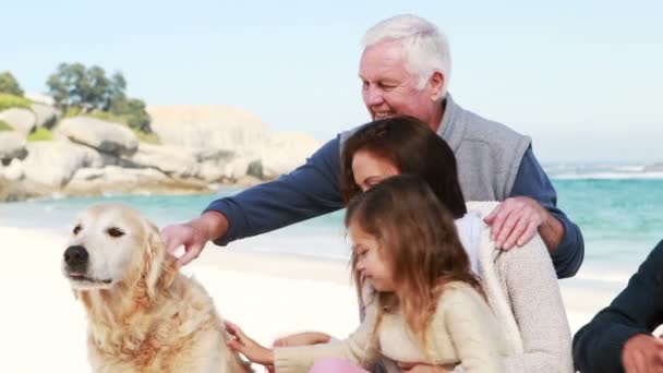 Familia de tres generaciones sonrientes con perro — Vídeos de Stock