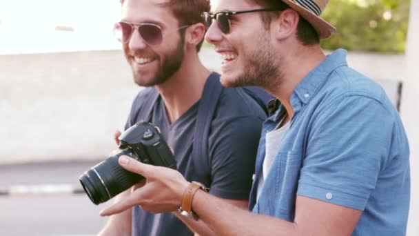 Друзья-хипстеры фотографируются со старой камерой — стоковое видео