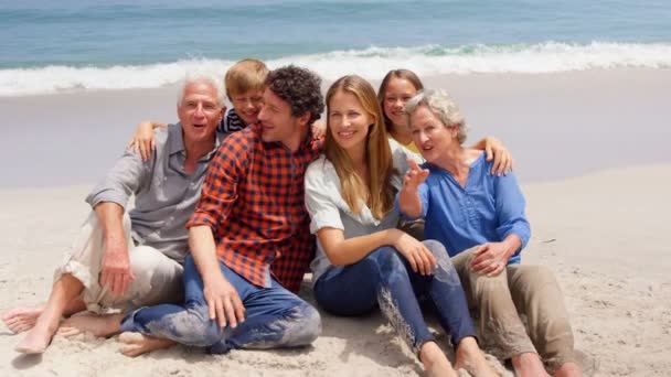 Mehrgenerationenfamilie sitzt am Strand — Stockvideo