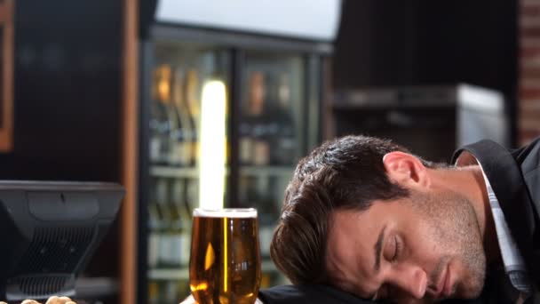Бизнесмен с пивом засыпает — стоковое видео