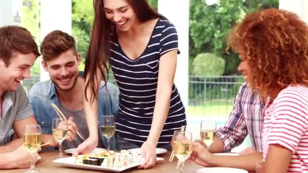 Amigos felices comiendo sushi — Vídeo de stock