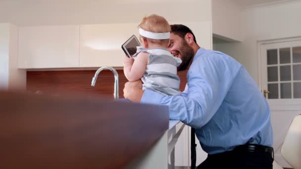 Hombre con su bebé sosteniendo la tableta — Vídeos de Stock