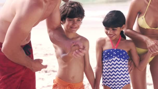 Familia feliz en la playa — Vídeos de Stock