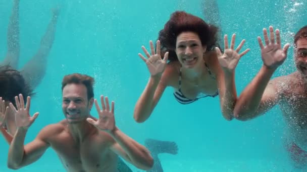 Grupp vänner simma under vattnet — Stockvideo