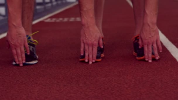 Fit pessoas prontas para ir para uma corrida — Vídeo de Stock