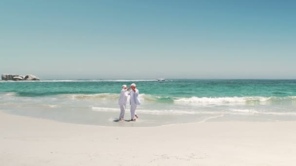 Vieja pareja jubilada bailando juntos — Vídeo de stock
