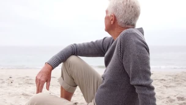 Στοχαστικό συνταξιούχος άνθρωπο που κάθεται στην παραλία — Αρχείο Βίντεο