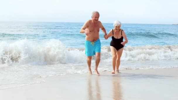 Casal feliz correndo na areia — Vídeo de Stock