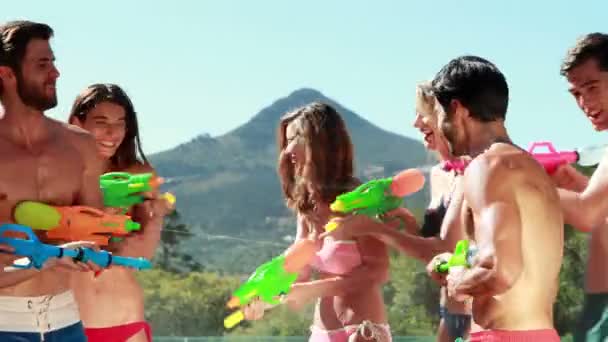 Amici felici che fanno battaglia pistola ad acqua — Video Stock