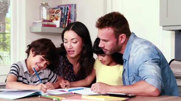 Родители помогают детям делать домашнее задание — стоковое видео