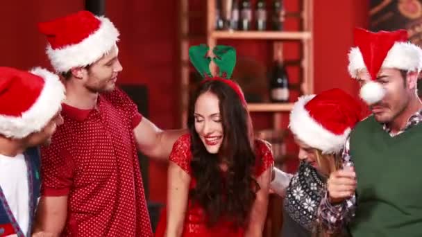 Amici in piedi insieme indossando cappello di Babbo Natale — Video Stock