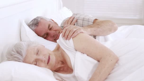 Casal de idosos dormindo na cama — Vídeo de Stock