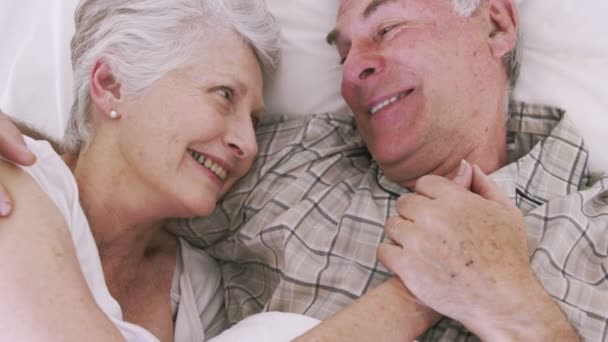 Casal sênior sorrindo na cama — Vídeo de Stock