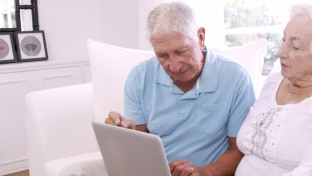 年长的夫妇使用笔记本电脑和谈 — 图库视频影像