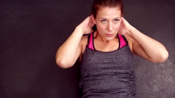 Donna in forma facendo qualche esercizio abs — Video Stock