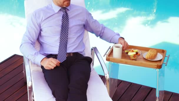 Hombre guapo con gafas de sol bebiendo café — Vídeos de Stock