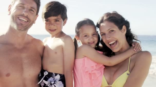 Портрет счастливой семьи на пляже — стоковое видео