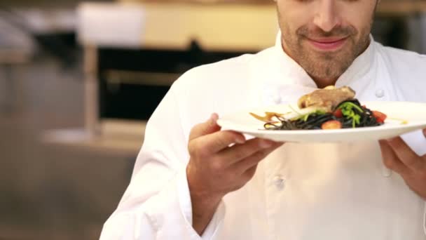 Chef bonito cheirando prato e fazendo sinal ok — Vídeo de Stock