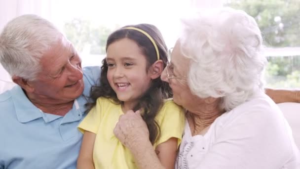 快乐的祖父母与孙女 — 图库视频影像